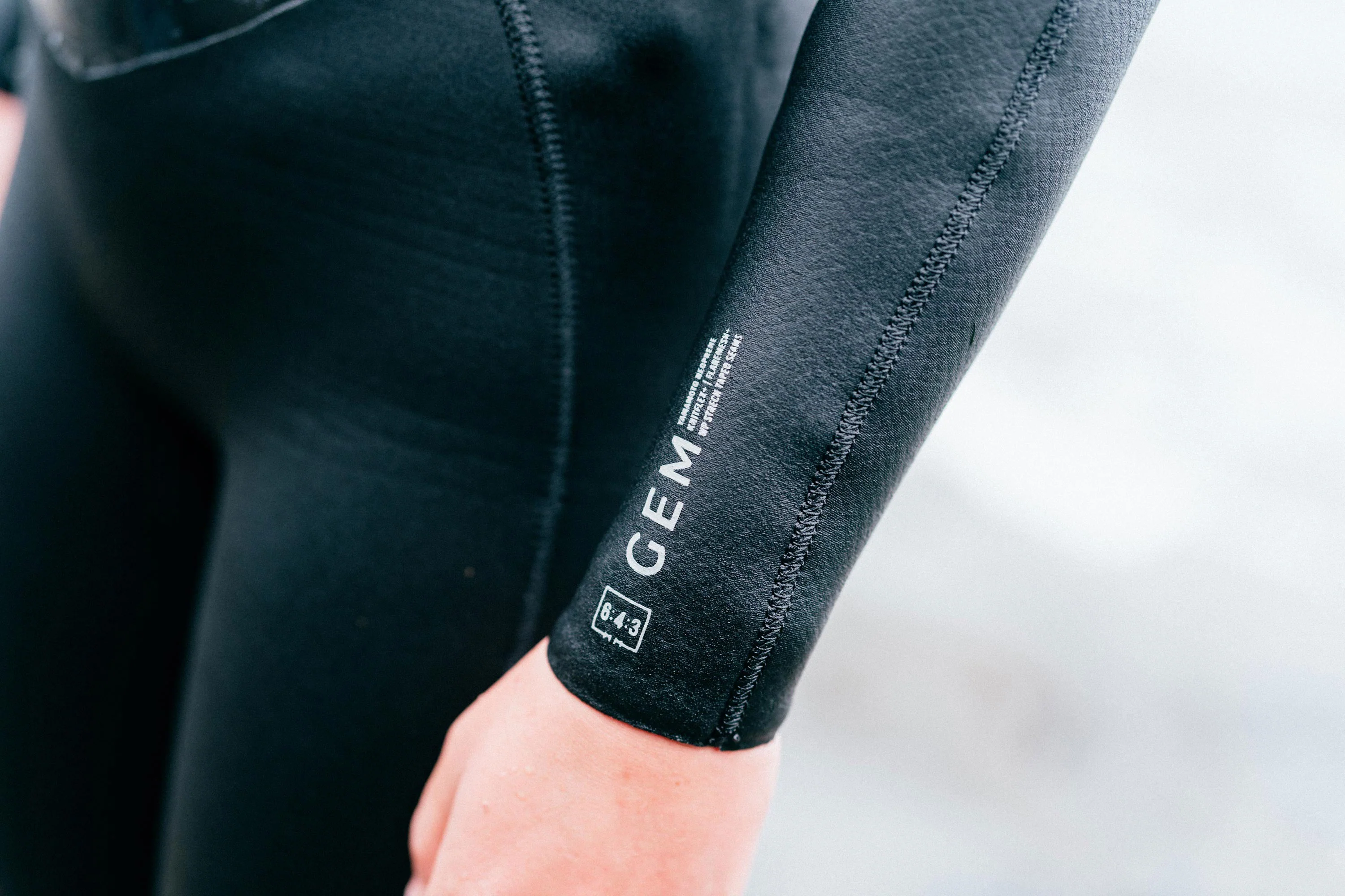 Gem Hooded Fullsuit 6/4/3mm DFzip Women - Image 9