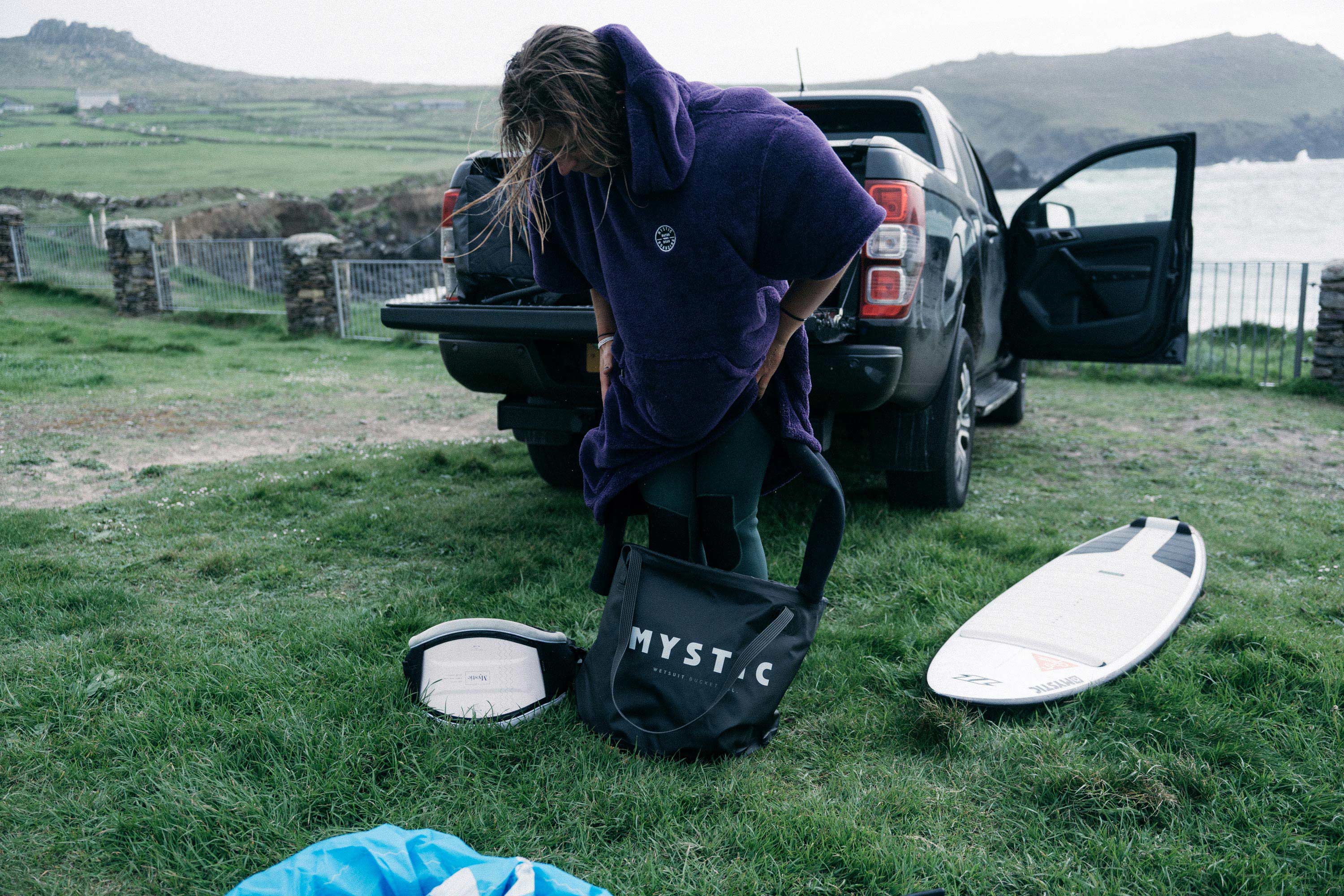 Happy Hour Wetsuit Changing Bucket - Image 4