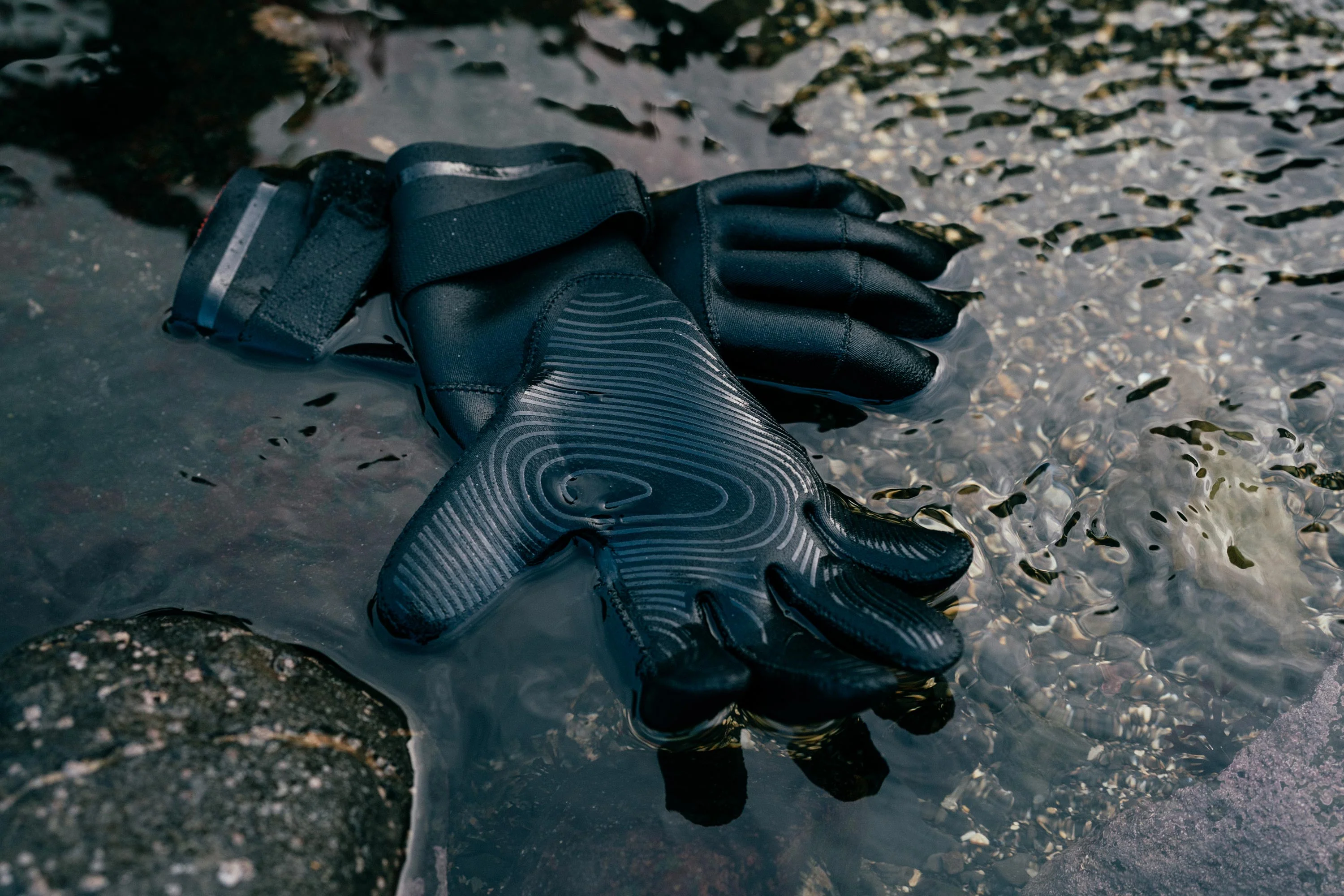 Roam Glove 3mm Precurved - Image 6
