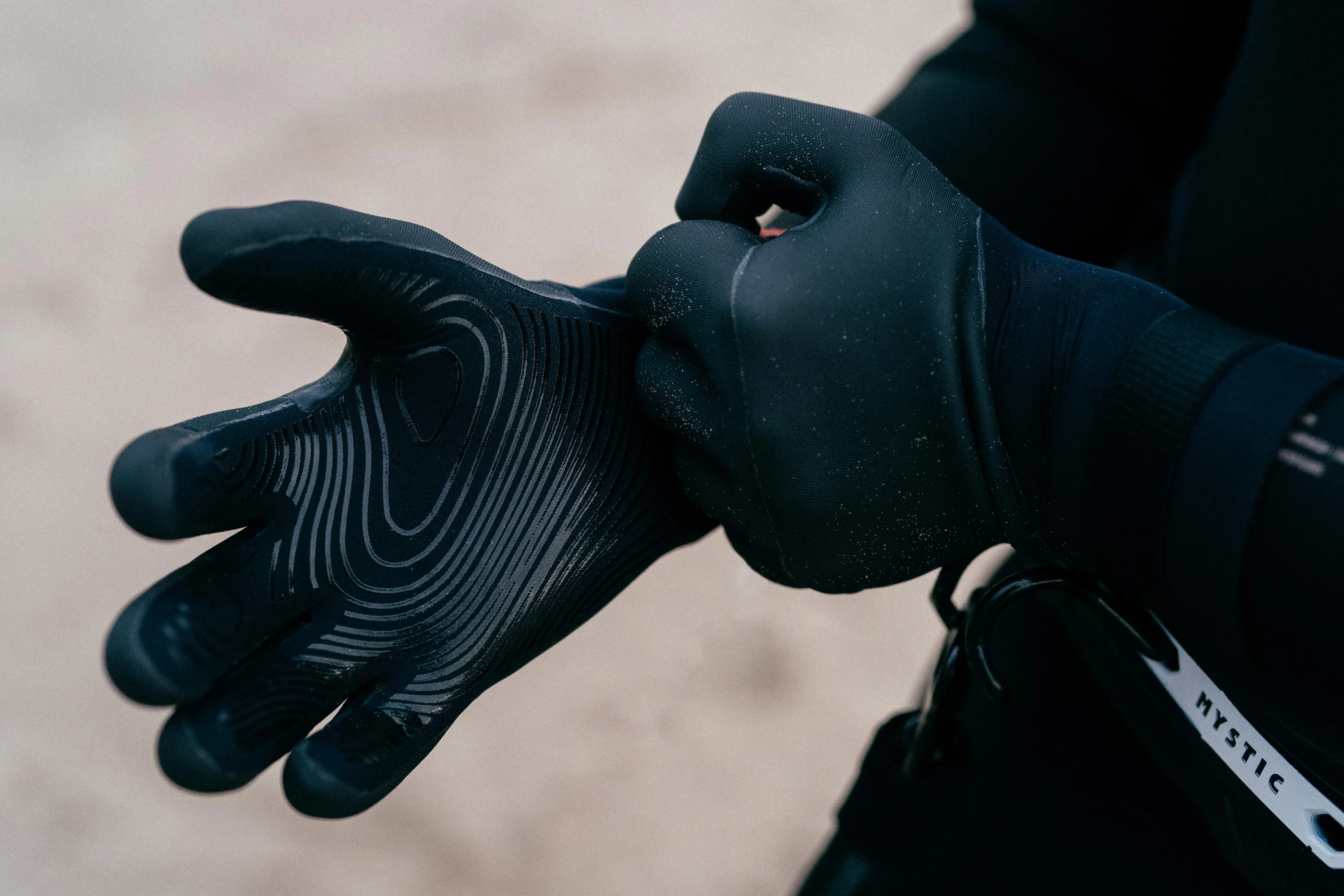 Supreme Glove 4mm Precurved - Image 3